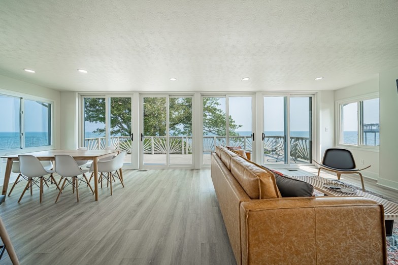 Spend time in the airy and bright living room that overlooks the lake