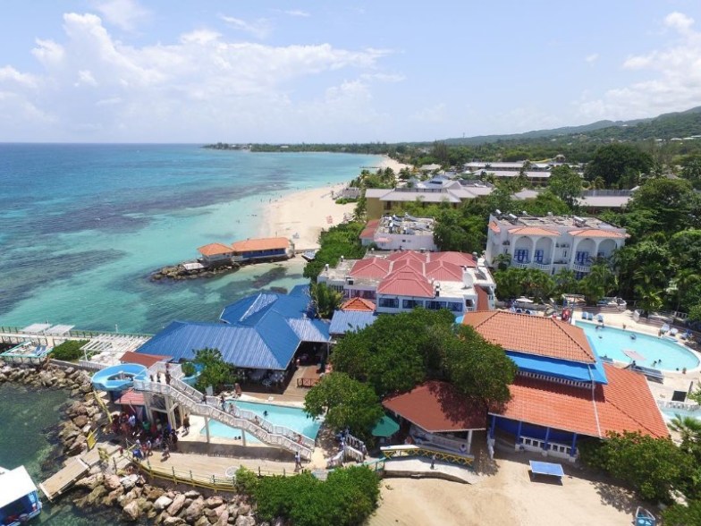 Pool and ocean at Franklyn D. Resort & Spa